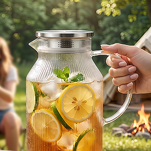 With its 2-centimeter ergonomic handle, this cold-water pitcher allows for effortless pouring.