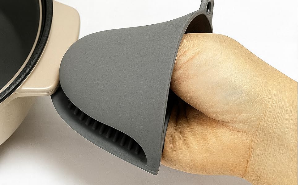 Gray silicone mini gloves for kitchen, bonus gift included with the MOLDE-ART roll-up mat.