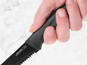 Easy grip steak knives for smooth and effortless cutting.