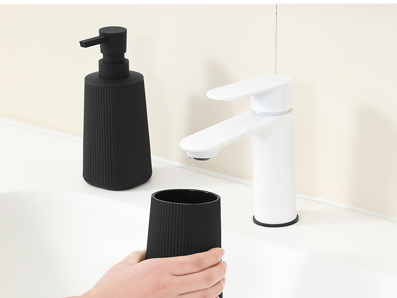 soap dispenser black