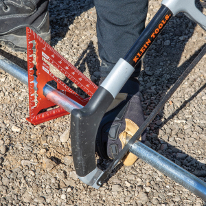 Conveniently cut pipe with the built-in pipe prop