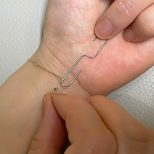 help to clip bracelet