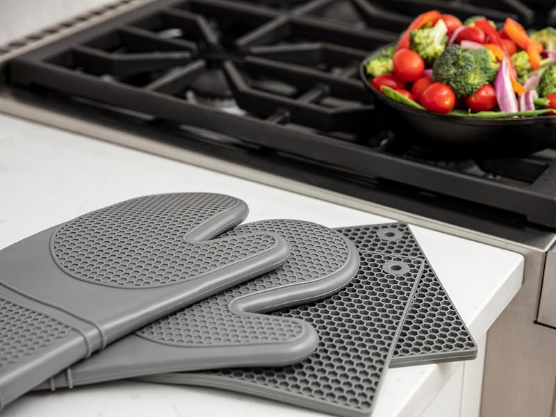 Oven mitts and pot holders set, trivets, oven mitts