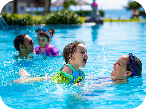 Play water with mother