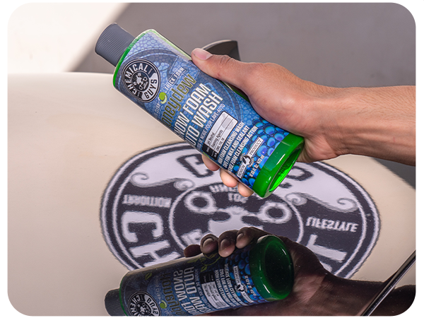 Auto detailing kit with wash mitt and microfiber towels for exterior car care