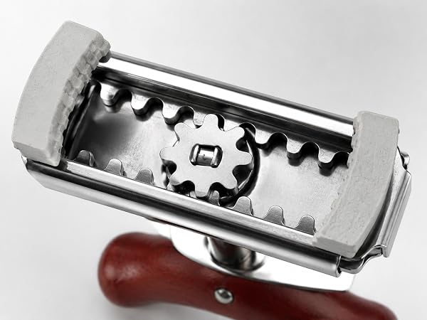 close view of removable rubber clamp heads and toothed contact surface