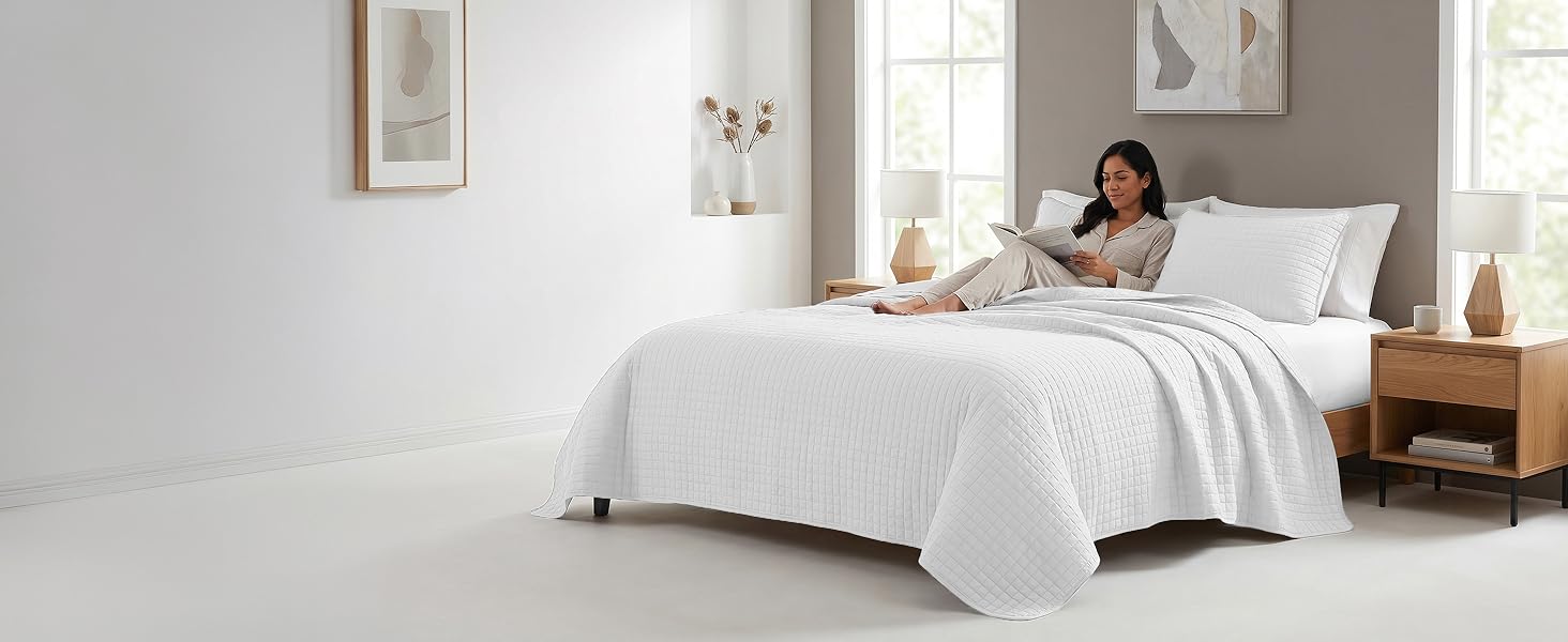 Twin size quilt bedding set in warm white with oversized hotel style coverage