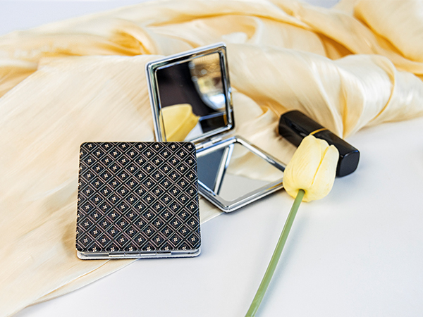 compact mirror
