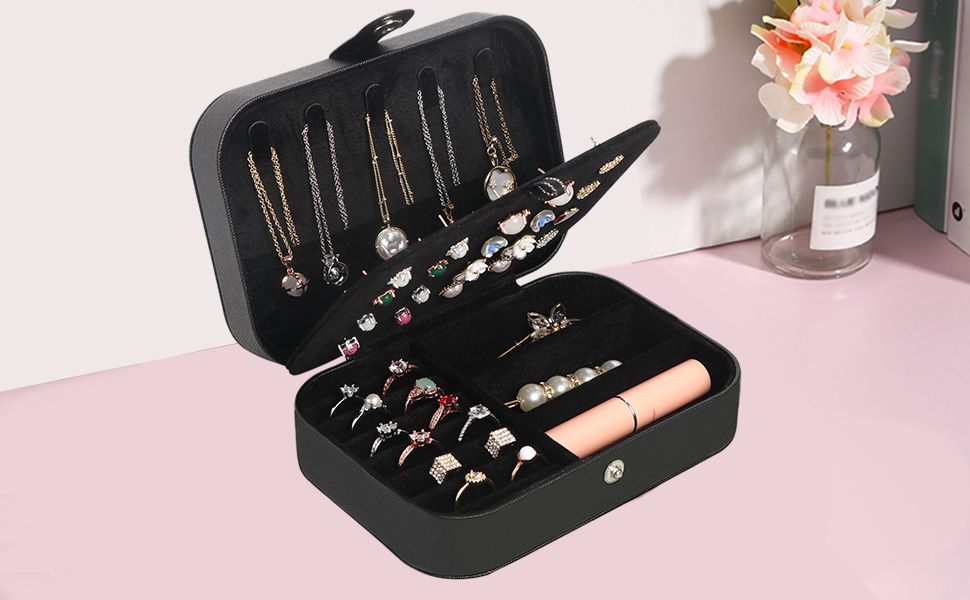 Travel jewelry case