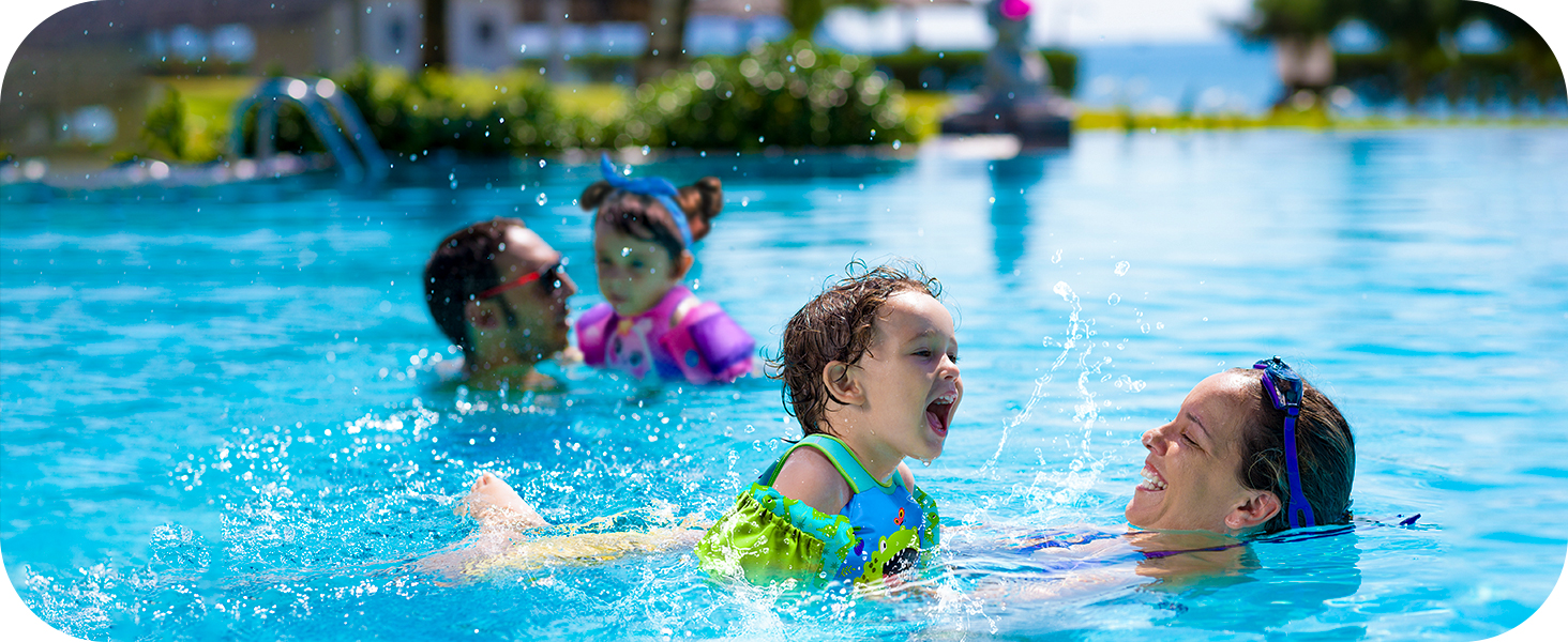 Play water with mother