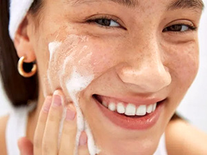 Cleanse and dry pimple area (do not apply moisturizer)