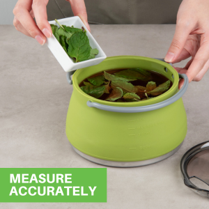 The transparent lid of this foldable cookware enables easy monitoring of the cooking process.