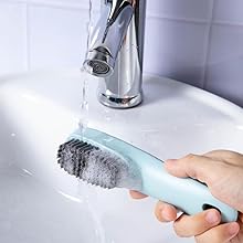 The brush produces rich foam and easy to rinse