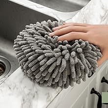 The countertop area is easily wiped with water ...