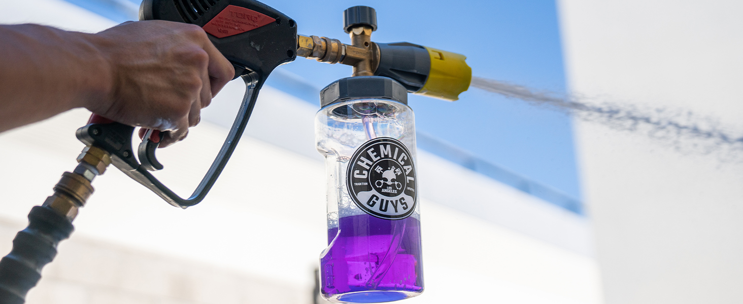 Heavy-duty foam cannon creating rich lubrication to reduce wash-induced swirls