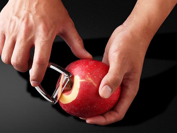 Vegetable peelers for kitchen follows contours, peels precisely and minimizes waste