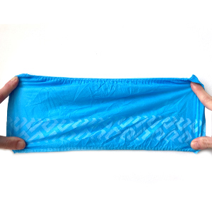 There are rubber bands on top and bottom to stretch