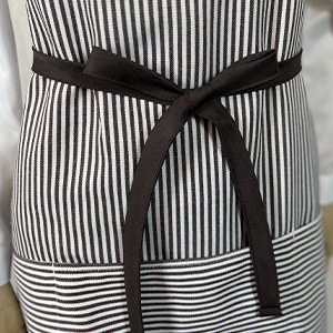 Apron with 3 pockets