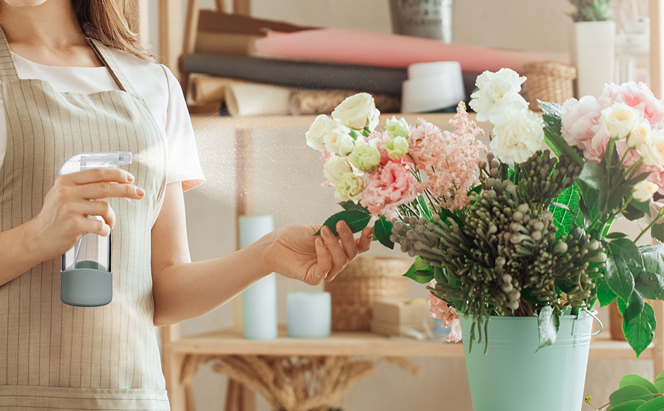 Spray bottle is suitable for gardening scenes