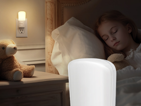 Dimmable night light with light sensor