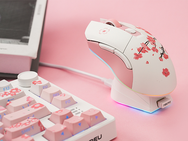 Sakura mouse with charging dock