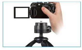 a DSLR is being installed via 1/4 thread