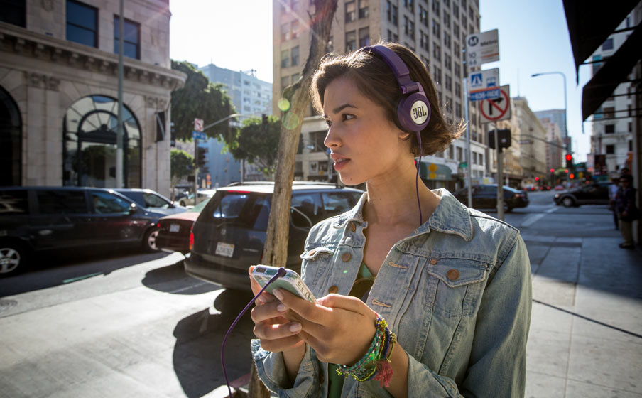 Detachable, One-button Universal Remote/Microphone 