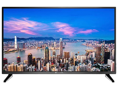 The BOLVA 40BL00H7 TV facing forward with an image of a large city on the sides of a body of water, pink clouds in the sky and a dark blue sky