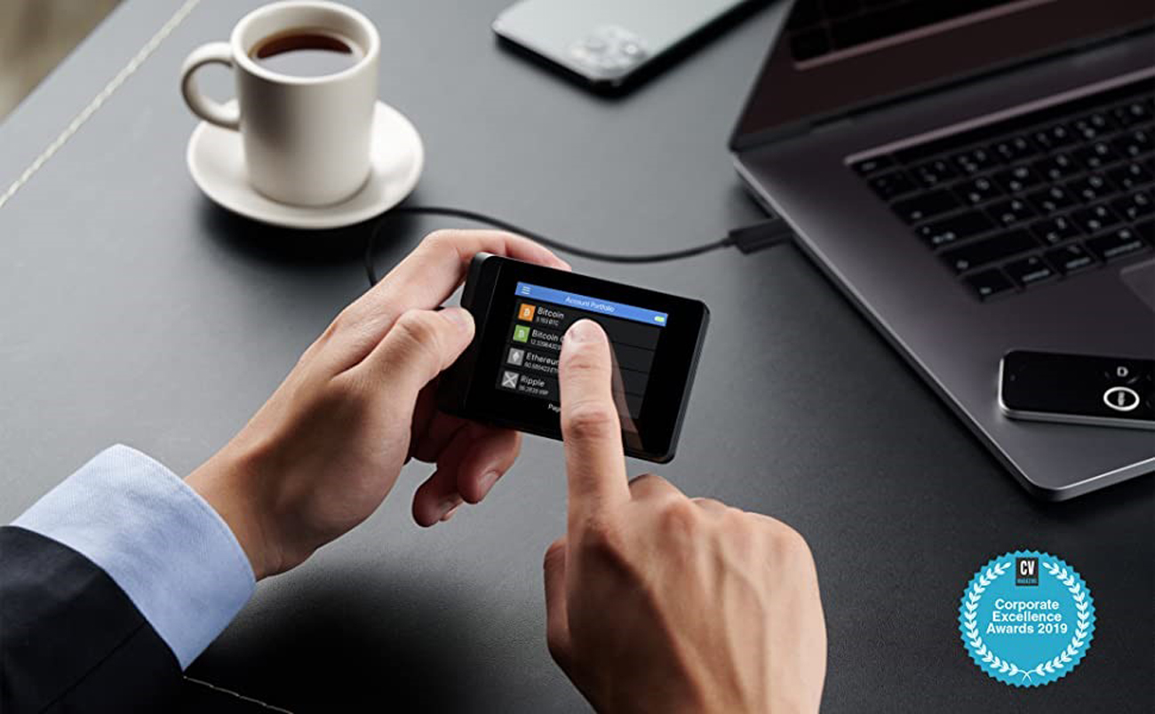 SecuX W10 Crypto Hardware Wallet- Infineon CC EAL5+ Secure Element, USB  cable to PC, ChromeOS Web App, 2.8