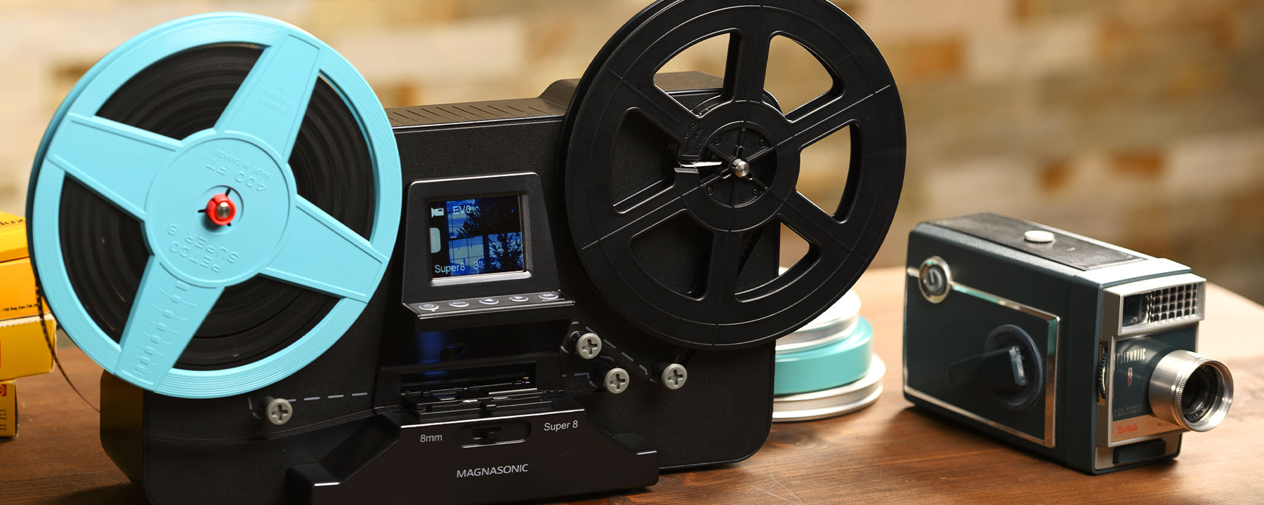 Magnasonic All-in-One Super 8/8mm Film Scanner, Converts Film into Digital  Video, Scans 3, 5 and 7 Super 8/8mm Film Reels with Bonus 32GB SD Card