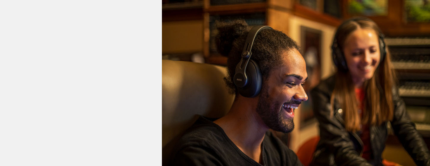 Closed-Back, Oval Over-Ear Design