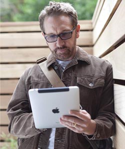 Belkin Dual-Band Wireless Range Extender Lifestyle Shot