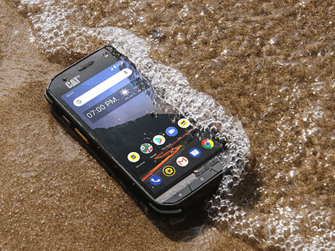 CAT S48c Smartphone in Sand and Water