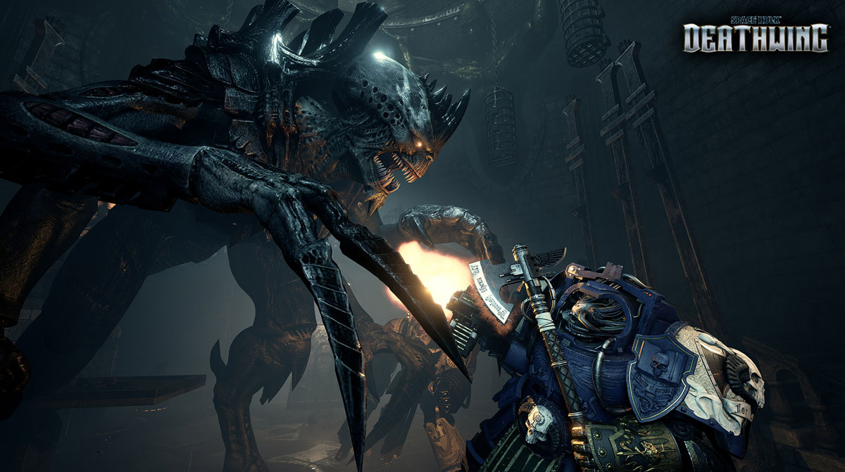 Space Hulk: Deathwing Boss Alien With Two Long Claws Approaches a Space Marine Who Is Wielding an Axe
