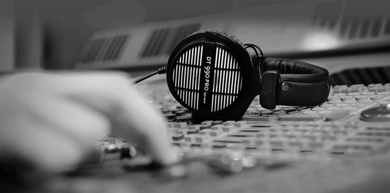 Beyerdynamic DT 990 Pro 250 Ohm Studio Headphones