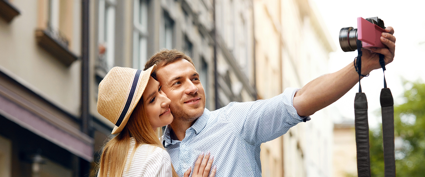 Flip-up screen lets you preview shots while taking selfies and casual travel vlogs easily.