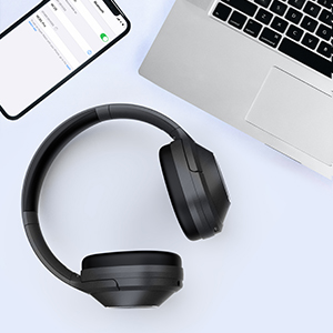 Noise cancelling headphones