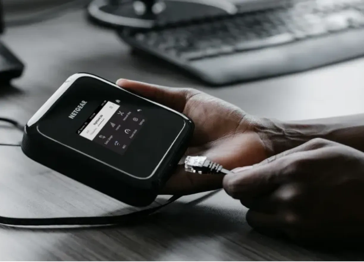  Netgear Nighthawk M6 Pro 5G mmWave WiFi 6E Mobile Hotspot Router