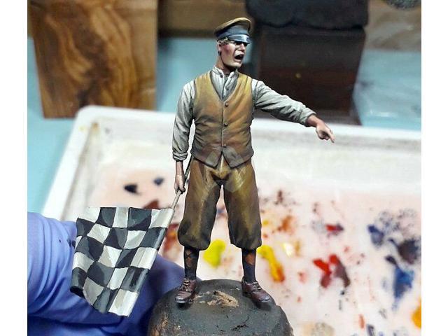 Cix Models 1/35 Race Starter Man with Flag Early 1900s (2 Head options) CIXM034