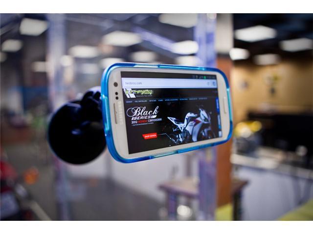 iPhone 4 4s / iPhone 5 Suction Car Mount (Requires a Rokform Case)