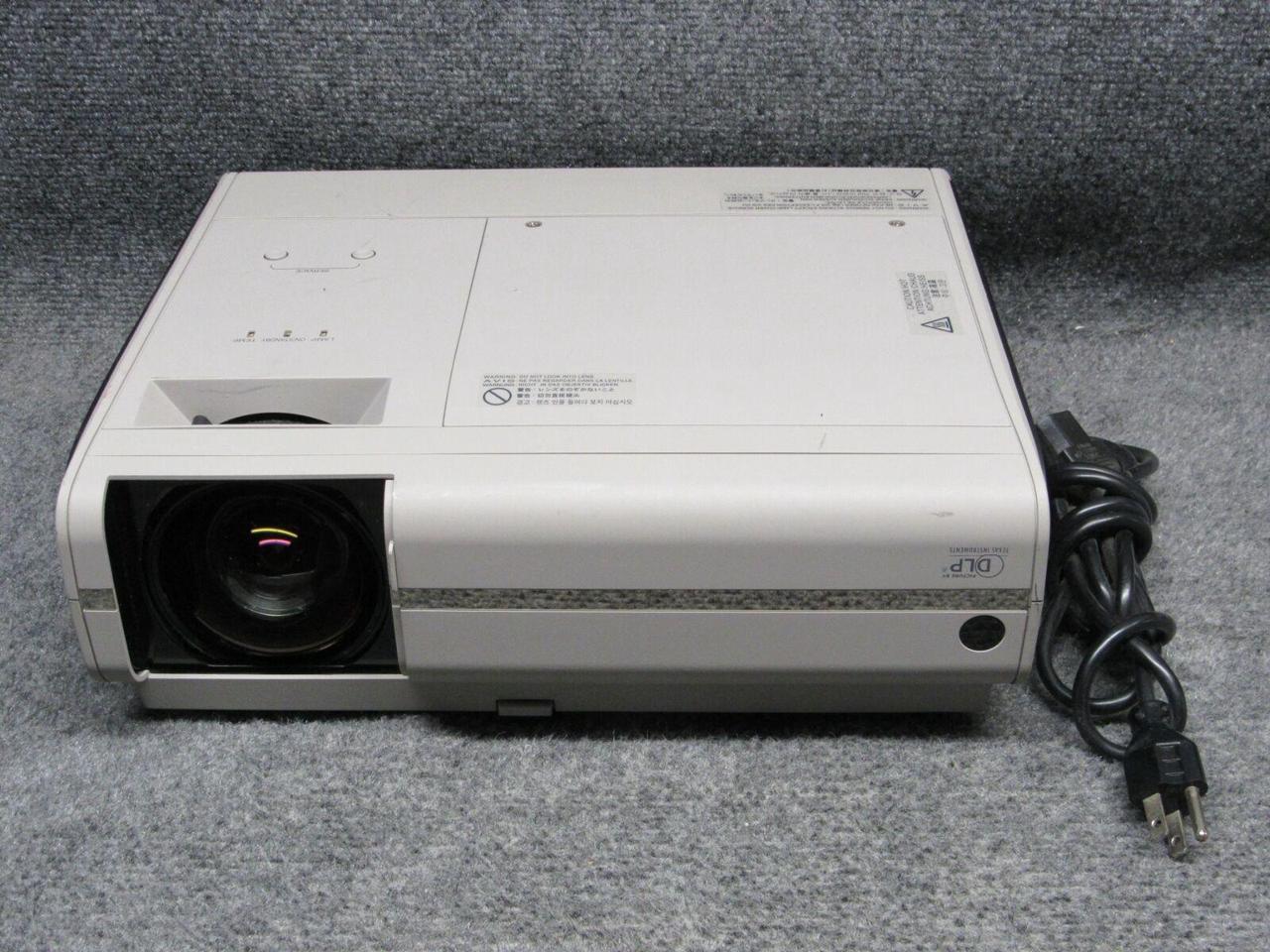 Toshiba TDP-SB20 DLP Projector 1,800 Lumens/ 2,000:1 Contrast/ 4:3 SVGA 