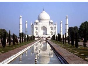 The Taj Mahal, Agra, India Poster Print by Bill Bachmann DanitaDelimont (36 x 24) The Taj Mahal, Agra, India Poster Print by Bill Bachmann DanitaDelimont (36 x 24)