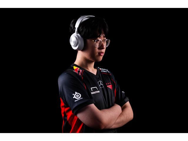 SteelSeries - Arctis Nova Pro Wireless Multi Gaming Headset for PC, PS5, PS4, Switch - White - image 12