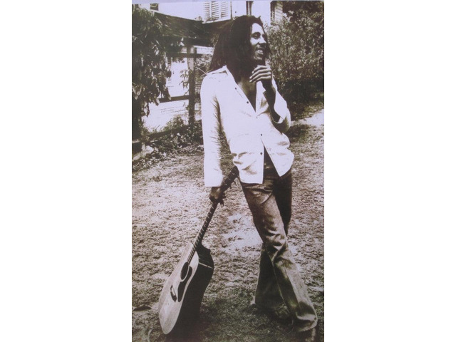 Bob Marley Leaning Leaning On Guitar Poster (24 x 36)