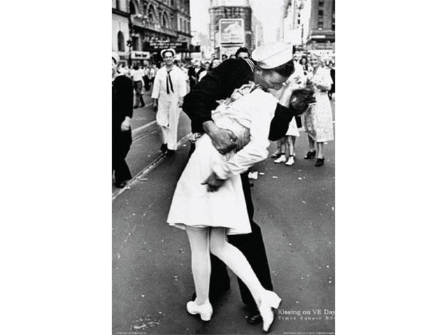 Sailors Kiss VJ day NYC Poster (24 x 36)