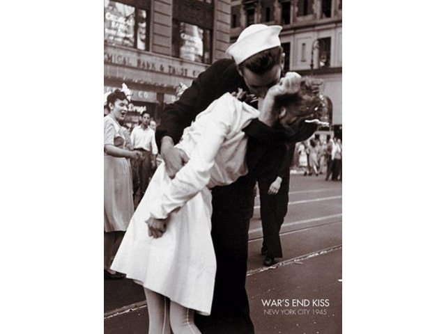 War's End Kiss Poster Print (24 X 36)