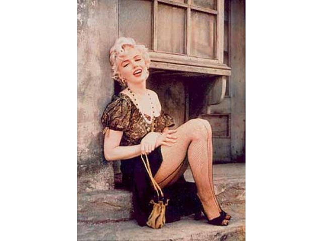 Marilyn Monroe (Fishnet Stockings) Poster Print (24 X 36)