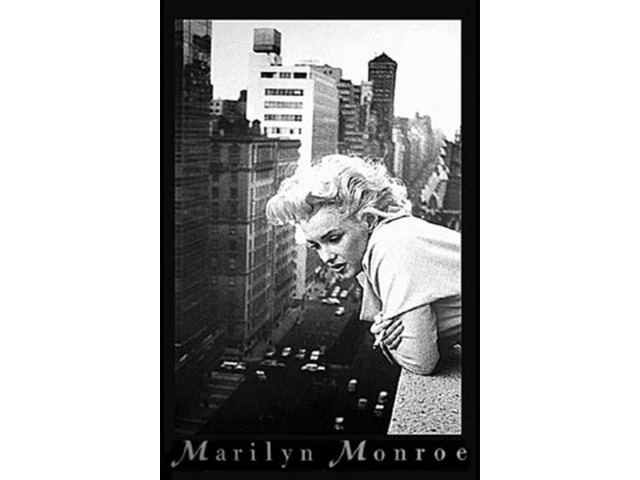 Marilyn Monroe - Balcony Poster Print (16 X 20)