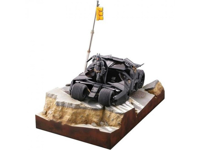 Batman: Dark Knight Trilogy - Legacy of Revoltech - Batmobile Tumbler in Gotham City
