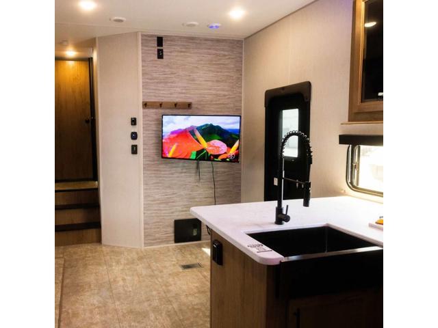 Mount-It! RV Swivel TV Mount Specifically Fits 19' to 43' TVs RV or Mobile Home Use